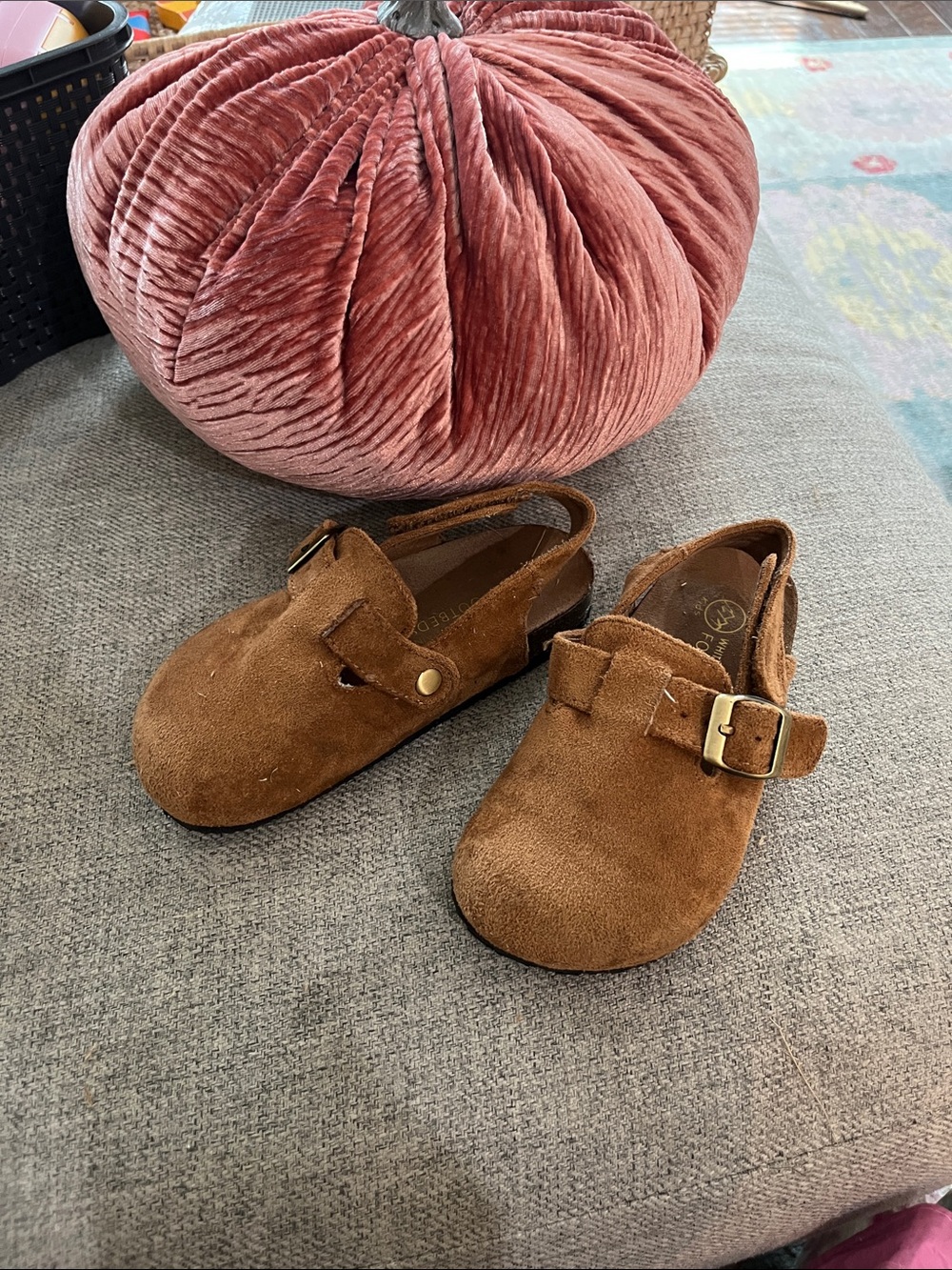 White Mountain Kids Suede Moccasins in Brown size